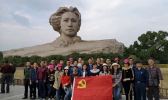 橘子洲頭覽風光，偉人像前溫誓詞